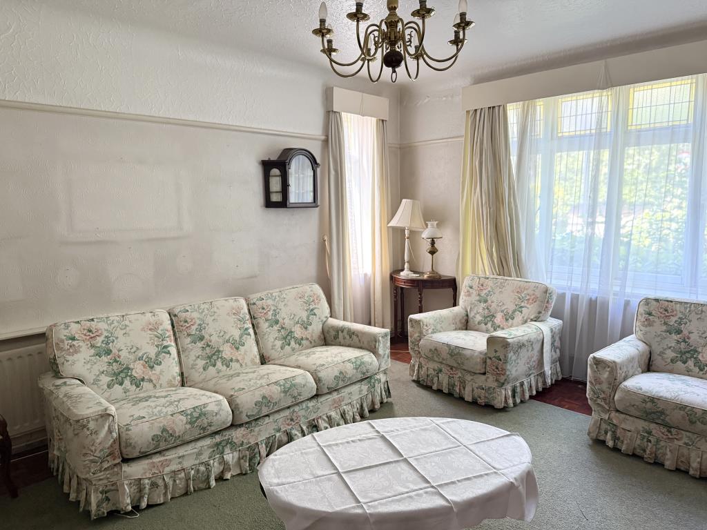 Lot: 37 - DETACHED HOUSE FOR IMPROVEMENT - Living room with furniture